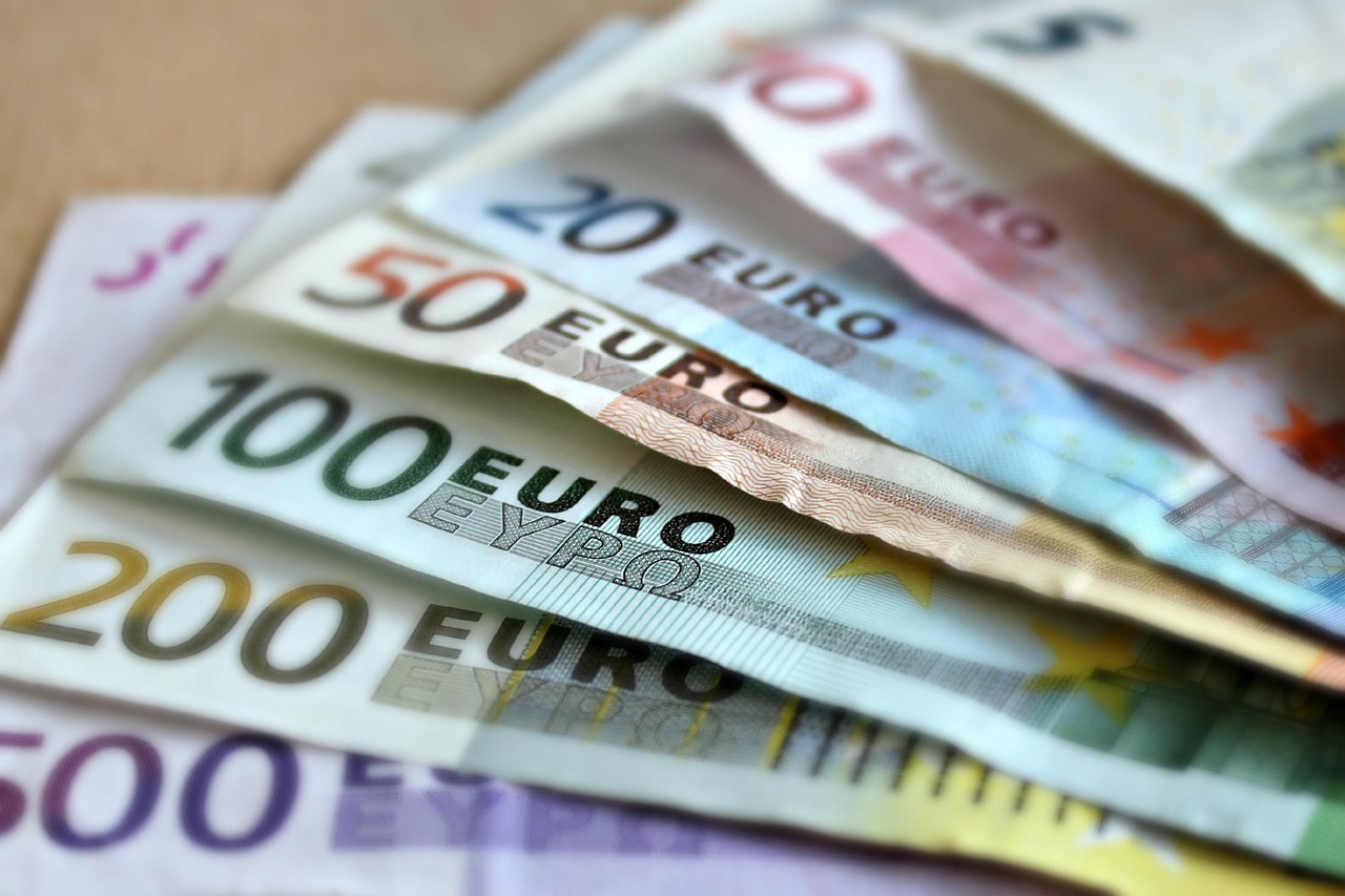 Euro currency notes representing the average teaching English in Spain salary and tips for budgeting as a teacher in Spain.